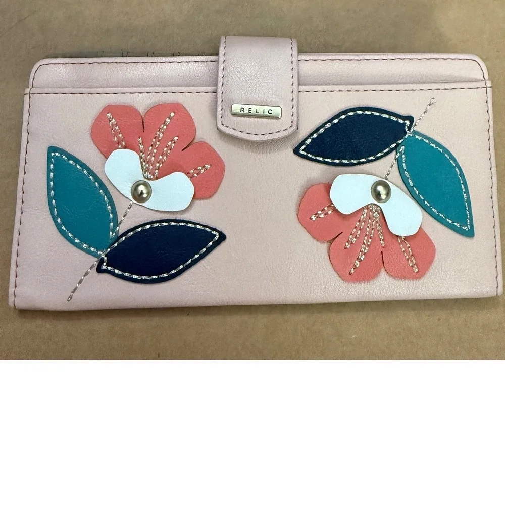 Relic Pink Floral Applique Bifold Wallet Slim Continental Card Organizer Zip